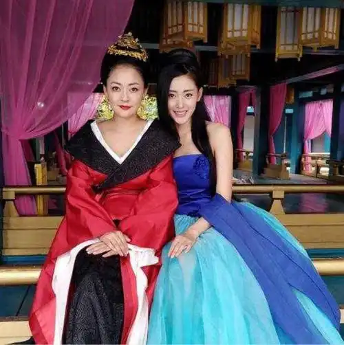 23岁闪婚嫁给连奕名,结婚5年遭抛弃,今38岁为14岁女儿从未再嫁