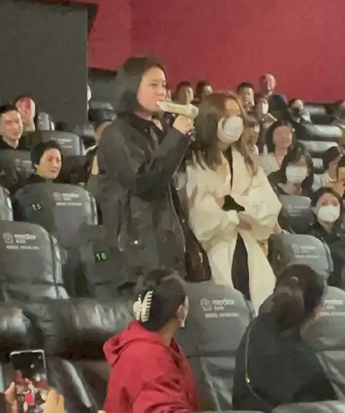 组图周冬雨马思纯合体亮相忠犬八公首映一黑一白休闲低调