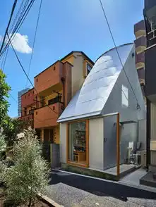 买不起大房子,他为妻子造18m2的爱之屋当生日礼物,每晚都有月光悄悄透进来