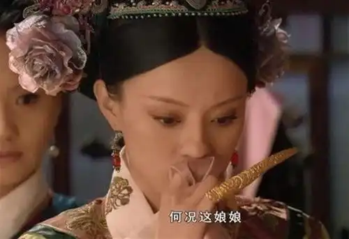 甄嬛传皇上至死也不知,安陵容小产时,甄嬛为何一直捂着鼻子
