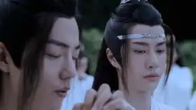 白衣少年貌似踩点了魏无羡,蓝忘机等了你十三载啊
