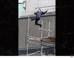 阿汤哥拍戏受伤剧组暂停工作预计10月重回片场