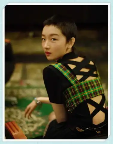 有一种整容叫周冬雨剪寸头,照片曝光引热议,这脸也太真实了