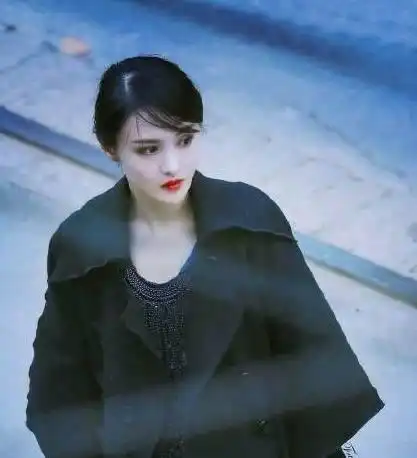 郑爽新剧剧照曝光,网友这才是史上最美女间谍
