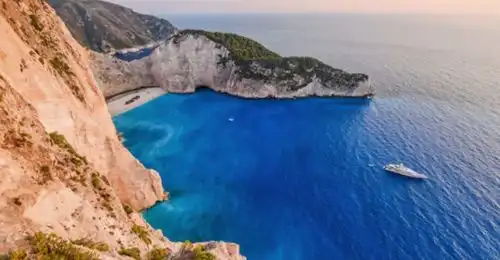 希腊小众海岛的无人沙滩,因一部韩剧风靡全球
