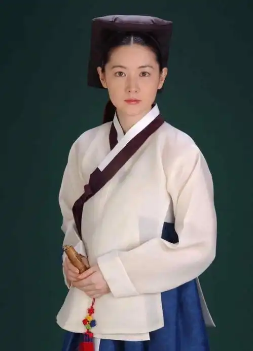 49岁李英爱大秀厨艺,罕有公开9岁龙凤胎近照,一家人温馨进餐
