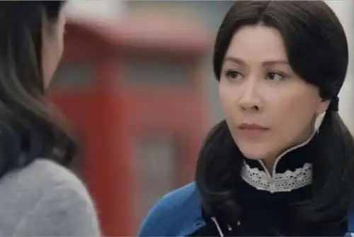 一把年纪还强装少女,满脸褶子扎双马尾,老黄瓜刷绿漆装嫩
