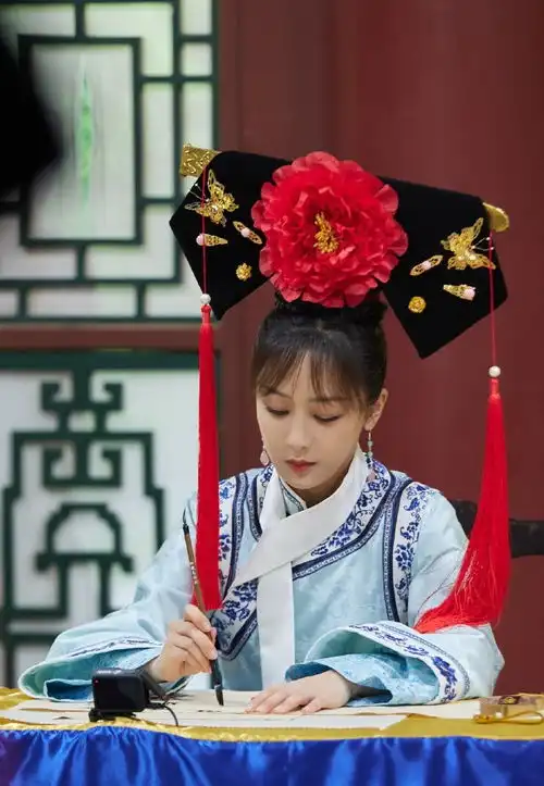 杨紫挑战清宫造型温婉大气,旗头cos紫薇格格俏皮可爱
