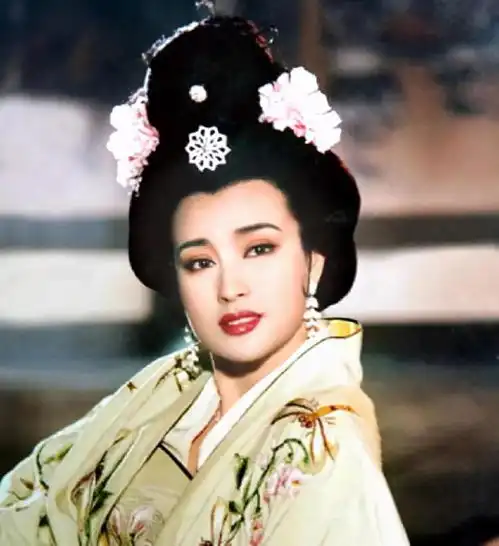 武则天的定妆照,刘晓庆经典,范冰冰霸气,而迪丽热巴格外惊艳