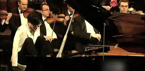 用热爱创造奇迹,断臂钢琴师走出有翼人生
