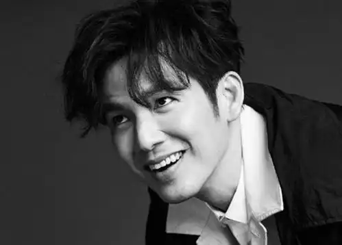 解放了钟汉良着军装帅气亮相,却被杨幂旗袍造型抢镜