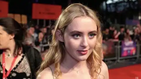 凯瑟琳纽顿kathrynnewton1.28instagramlive宣传新电影themapoftinyperfectthings
