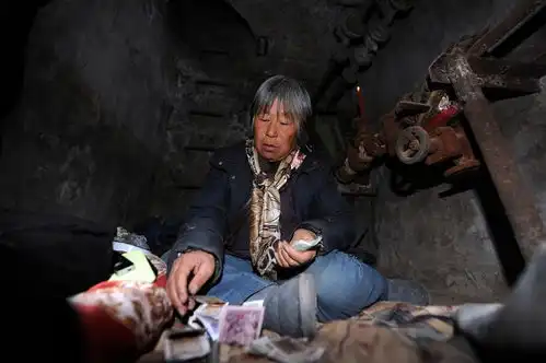 悲惨世界中美两国井下蜗居的心酸生活
