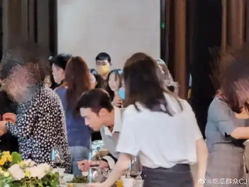 售后发糖景甜张彬彬现身司藤庆功宴,像极了放肆藤你婚宴现场