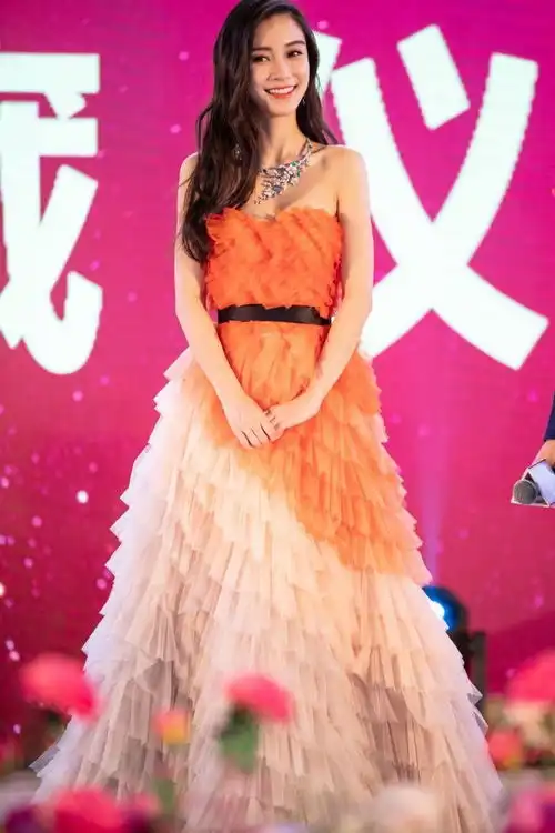 杨颖着抹胸装真美,锁骨上窝可养小金鱼,网友瘦太美
