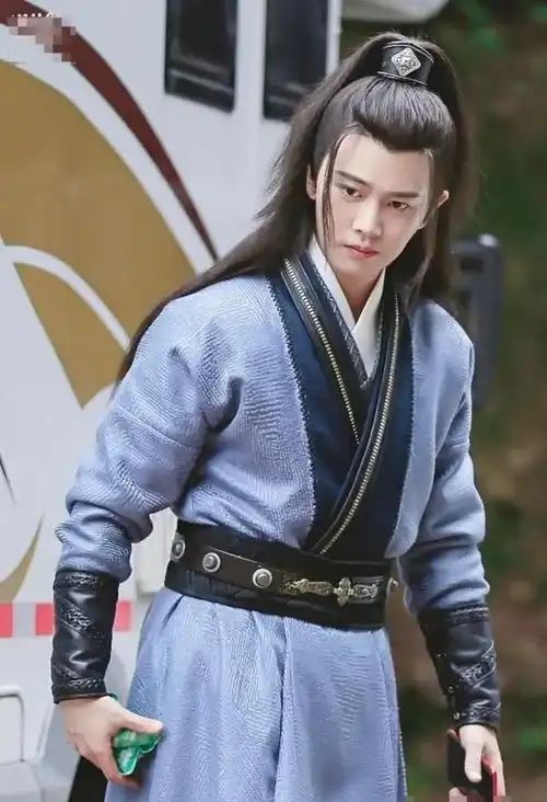 任嘉伦又一部新剧曝光剧照,清新俊逸比锦衣之下还要帅