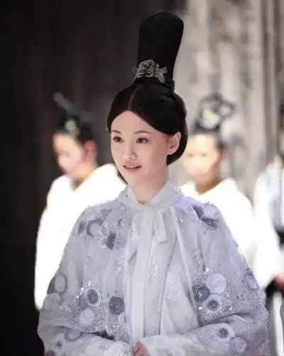 张翰晒与古力娜扎接吻照郑爽古力娜扎颜值衣品pk
