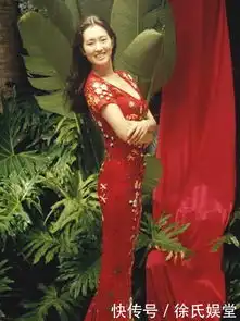 巩俐与张艺谋27年前合影照曝光,那时巩俐清纯可人笑容甜美
