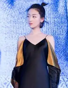 不露肩,不夏天,来看看今年流行的露肩装