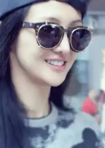 郑爽反扣棒球帽现身不时微笑身材暴瘦