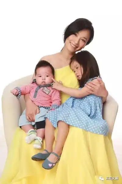 从台湾第一酒窝美女到百亿微商教母老公因一帘幽梦成名为她抛弃前妻退出娱乐圈婚后做9次试管婴儿吃尽苦头47岁仍有冻龄美颜

