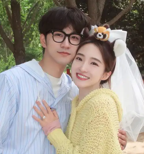 杨凯雯回应是的我不上班引发热议,网友她从来没上过班