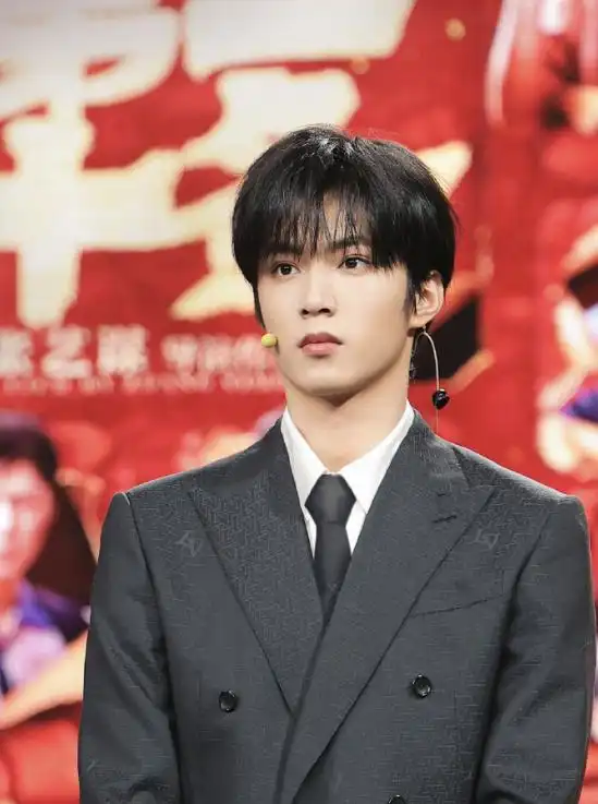 19岁刘耀文被曝恋情,女方27岁曾出演第二十条,公司紧急回应

