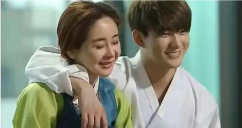 一家人逛街,43岁儿媳与59岁公公手牵手,小18岁老公却靠边站
