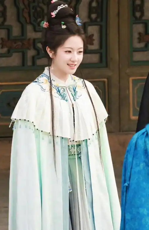 同样体重不过百,看了张天爱,再看李兰迪才懂圆身和扁身的区别