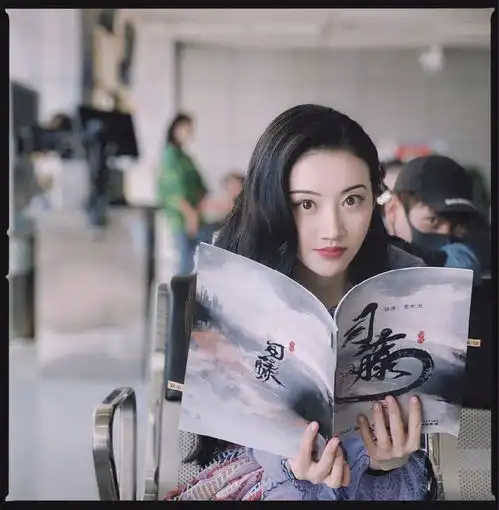 组图司藤大大上线景甜晒新剧片场照认真读剧本侧颜美腻
