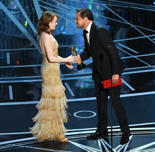 夺影后却遭尴尬提问艾玛斯通高情商回应
