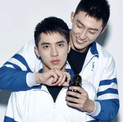 三个男人一台戏这都能拍原著粉表示很怕房子塌了
