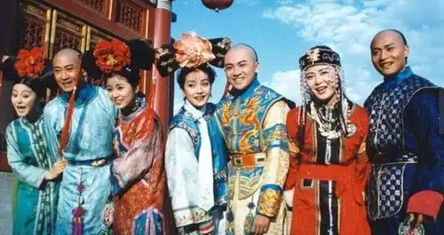 20年前拍还珠格格时,赵薇抱怀里的孩子是小沈阳网友笑翻
