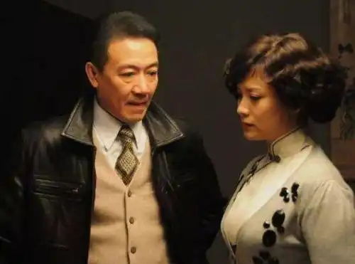 张桐在拍摄亮剑时抢戏出风头,李幼斌上前飞踹一脚,狠狠警告
