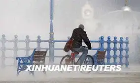 强暴风雨袭卷英法造成断电和交通中断