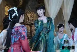 画壁剧照仙女班成员聊八卦
