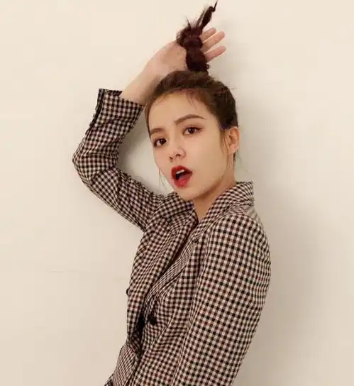 西虹市首富里因长相太丑走红的夏竹,摘掉眼镜后,美到不敢认
