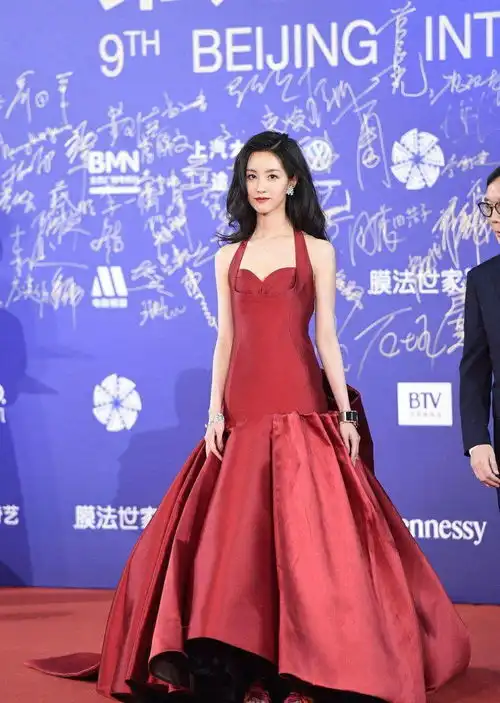 热巴跳芭蕾不踮脚尖,寡淡如她吹港风美人你还相信人设吗
