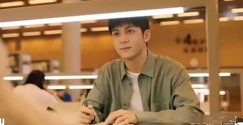 慕南枝首发剧照,鞠婧祎半永久妆又修发际线,男主像个假人