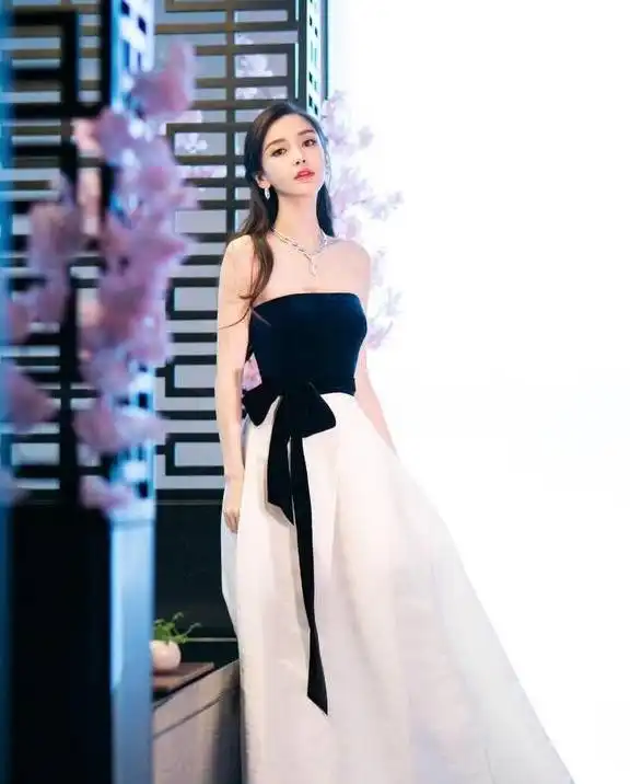 angelababy丝绒裙够你夸吗,宋茜这镂空也太精致了吧
