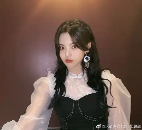 组图杨超越穿宫廷风皮裙似小公主对镜耍酷仍显娇俏可爱