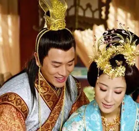 她把皇帝抚养长大,却一直被皇帝临幸