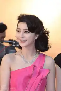 上海电影节开幕范冰冰红毯上演变装秀