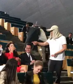 周星驰张雨绮片场谈笑照片曝光一扫陈年旧恨