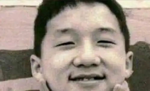 巨星童年照,成龙变化大刘德华超可爱,朱茵的脸只是同比例放大了
