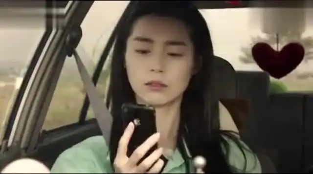 夏有乔木雅望天堂亦凡苦苦坐在校园等候,却因为小天被抛弃
