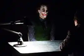 黑暗骑士再曝光新剧照小丑神情黯然