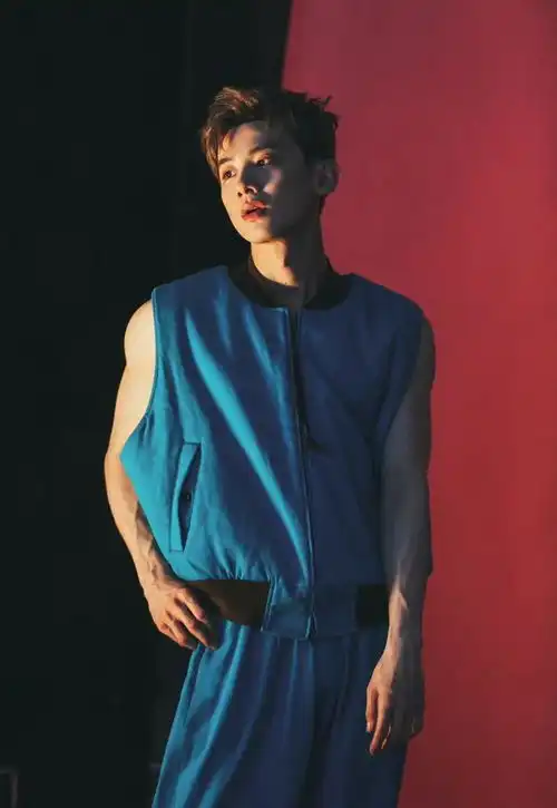 240127光影之间,白敬亭工作室曝光花絮照,时尚态度引关注