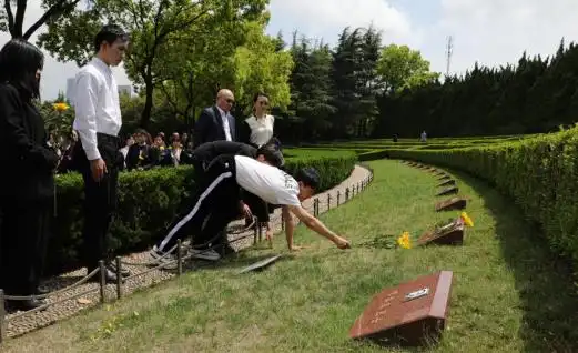 跨越百年的相见觉醒年代主创人员赴龙华烈士陵园祭扫革命先烈
