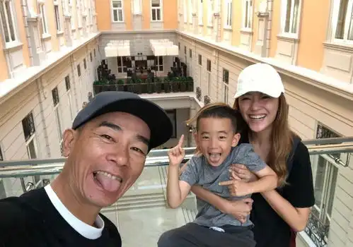 她得豪门喜爱却选择古惑仔,幸福怀二胎,表示不想要女儿
